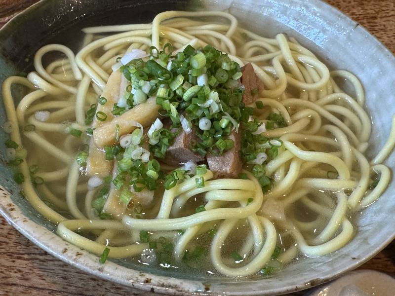 澄んだ汁に浮かぶ八重山そばの細い丸麺