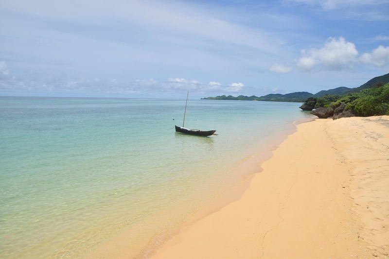 石垣島のサンセットビーチ、遠浅の海と小舟